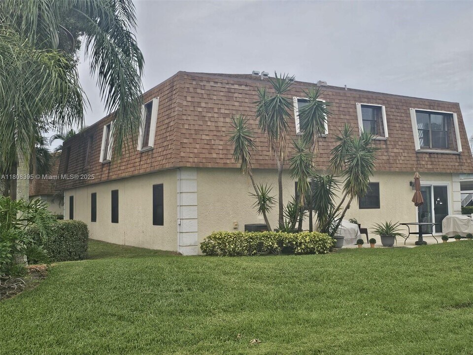 161 SE Village Dr in Port St. Lucie, FL - Building Photo