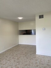 4136 Lakeside Dr in Tamarac, FL - Building Photo - Building Photo