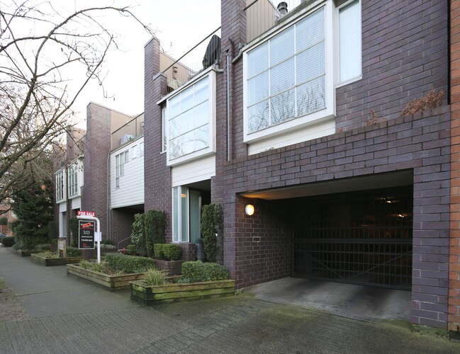 816-834 7th Ave W in Vancouver, BC - Building Photo - Building Photo