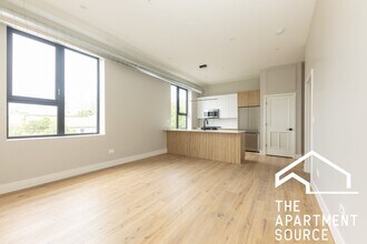 1110 W Glenlake Ave in Chicago, IL - Building Photo - Building Photo