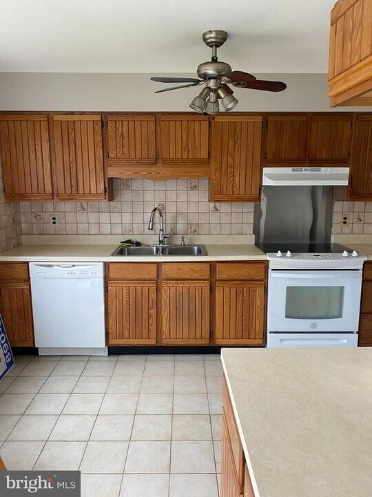 136 Reeger Ave in Hamilton Township, NJ - Building Photo
