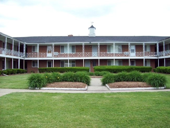 Village Square Apartments in Detroit, MI - Foto de edificio - Building Photo
