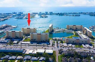 4525 Cove Cir, Unit 304 in St. Petersburg, FL - Building Photo