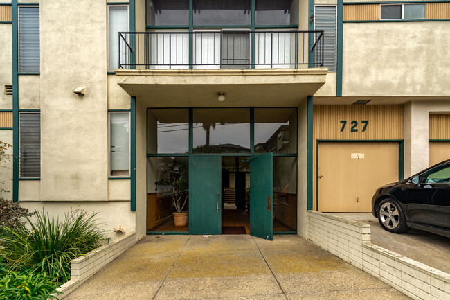 727 W 38th St in San Pedro, CA - Foto de edificio - Building Photo