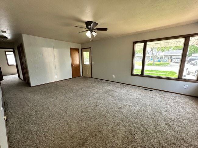 1304 Tuxedo Rd NW in Minot, ND - Building Photo - Building Photo