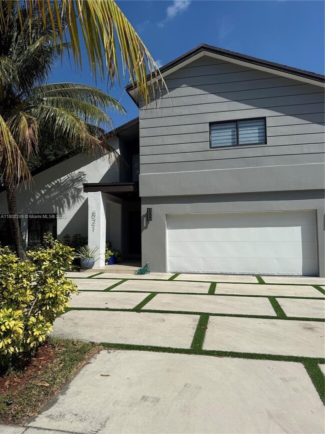 821 NE 205th St in Miami, FL - Building Photo - Building Photo