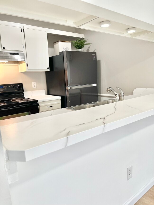 property at 5631 Summit Arch