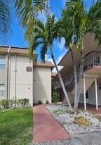 504 Davis Rd in Palm Springs, FL - Building Photo