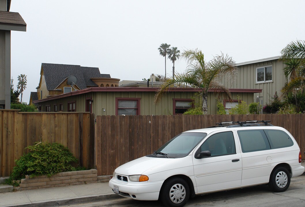 1202-1204 Martha's Vineyard Ct in Ventura, CA - Building Photo