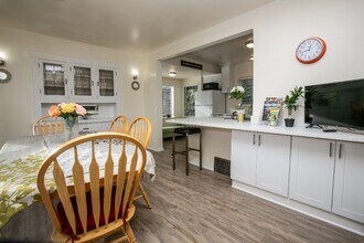 2407 E Ward St in Seattle, WA - Foto de edificio - Building Photo