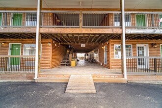 957 Indian Point Rd in Branson, MO - Building Photo - Building Photo