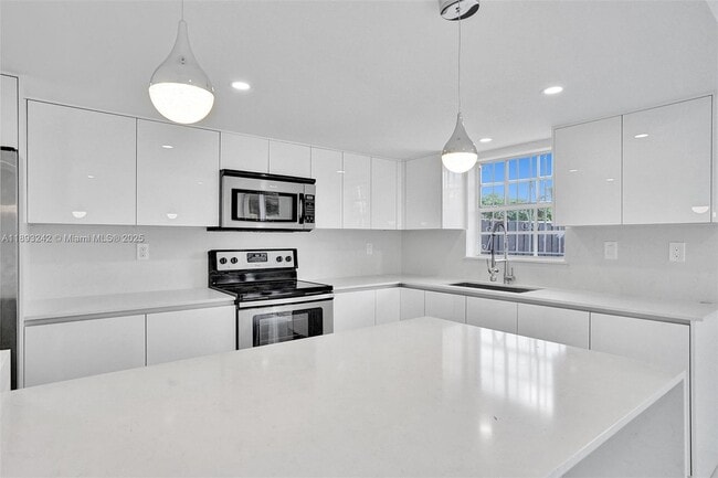 606 NW 107th Ave in Miami, FL - Foto de edificio - Building Photo