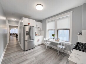 2039 W 23rd St in Chicago, IL - Foto de edificio - Building Photo