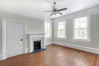 218 E Henry St-Unit -Unit B in Savannah, GA - Building Photo - Building Photo