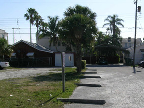 Deshon Apartments in Lake Worth, FL - Building Photo - Building Photo