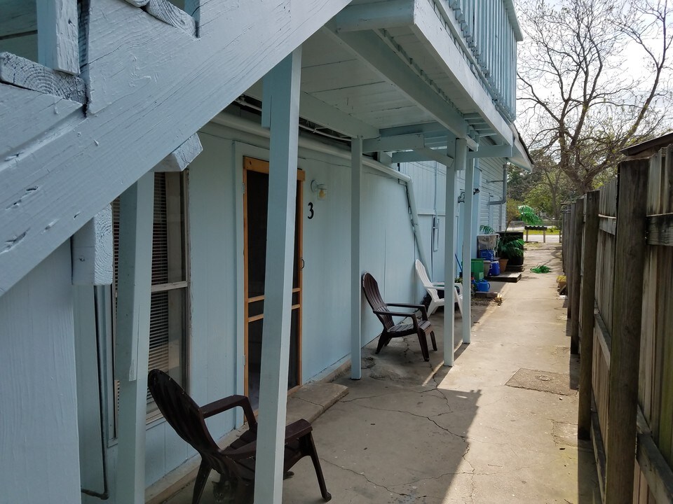 2204 W San Antonio St in New Braunfels, TX - Foto de edificio