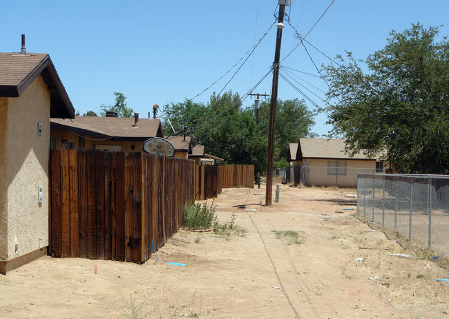 20395 Zuni Rd in Apple Valley, CA - Foto de edificio - Building Photo