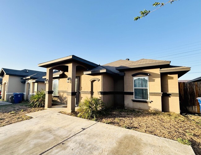 3309 Jose C Santos Dr in Laredo, TX - Building Photo - Building Photo