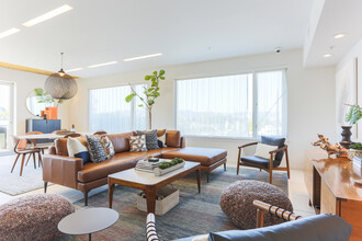 Burnside 26 in Portland, OR - Foto de edificio - Interior Photo