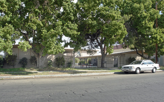 5621 Huntington Blvd in Fresno, CA - Foto de edificio - Building Photo