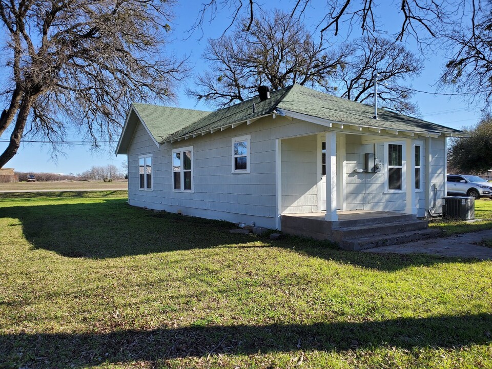 214 S Broadway St in Cresson, TX - Building Photo