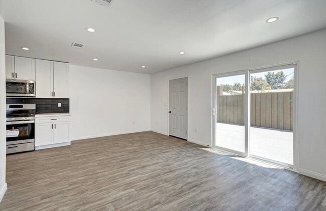 6219 Glide Ave in Woodland Hills, CA - Building Photo - Building Photo