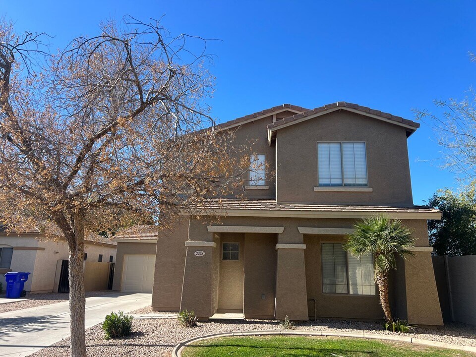 2228 N Illinois St in Chandler, AZ - Foto de edificio