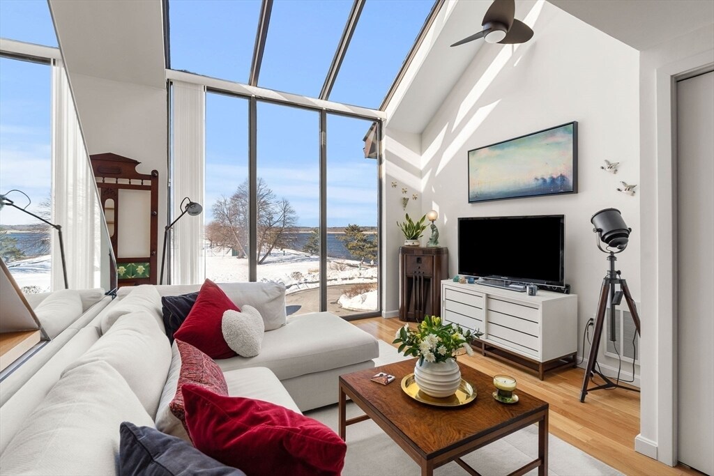 126 Merrimac St in Newburyport, MA - Building Photo