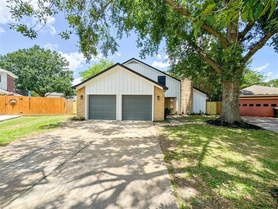 10610 Mills Prairie St in Houston, TX - Building Photo