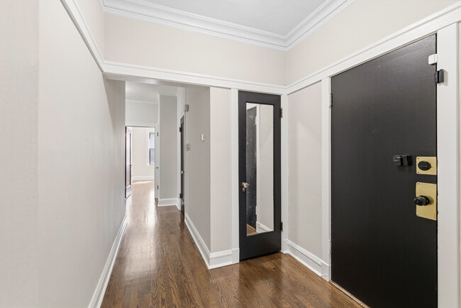 6851 S Paxton Ave in Chicago, IL - Building Photo - Building Photo