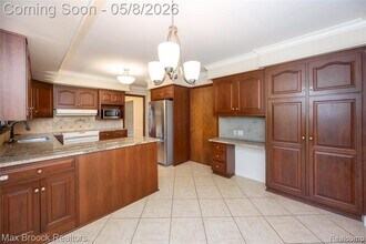 30830 Lincolnshire E in Beverly Hills, MI - Building Photo - Building Photo