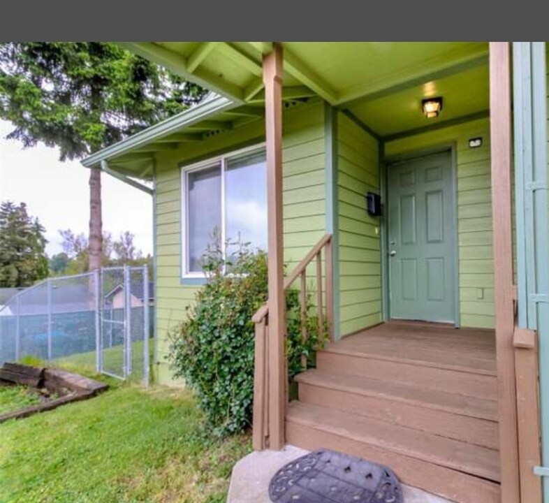 2015 E Gregory St in Tacoma, WA - Foto de edificio