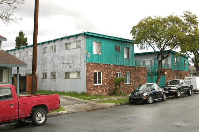 2435 E 14th St in Long Beach, CA - Foto de edificio - Building Photo