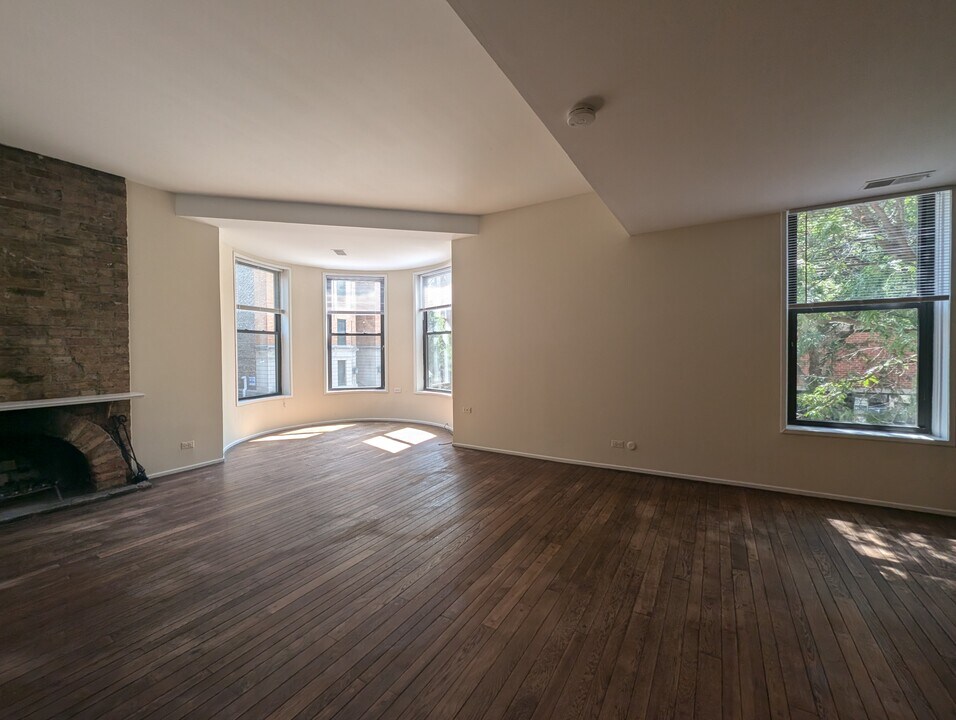 600 W Surf St, Unit 2 in Chicago, IL - Building Photo