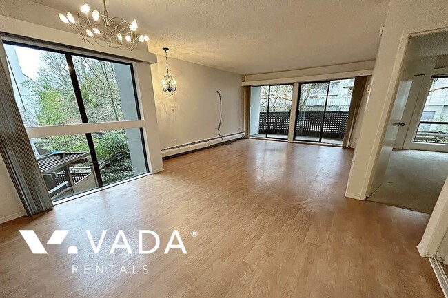 1945 Woodway Pl in Burnaby, BC - Building Photo - Building Photo