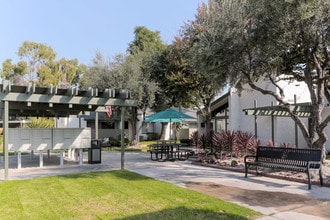 Placita Park in Santa Fe Springs, CA - Foto de edificio - Building Photo
