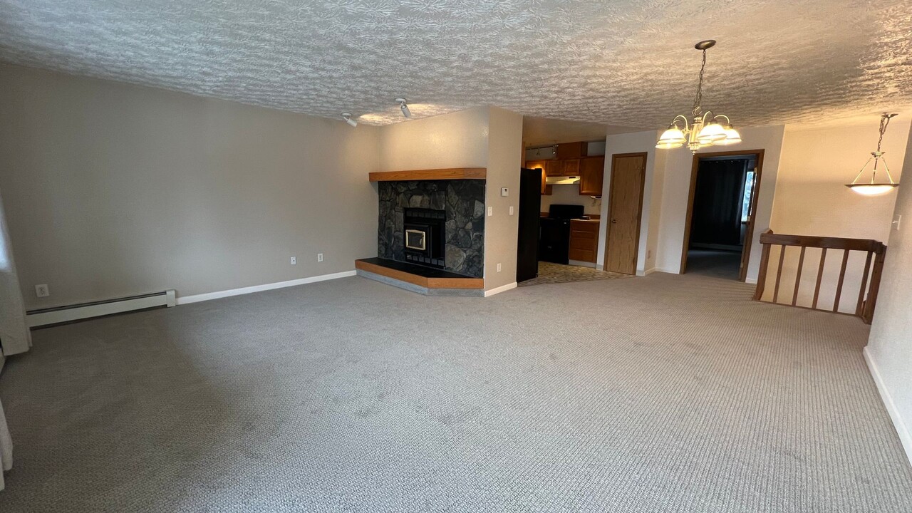 661 King Arthur Cir in Anchorage, AK - Building Photo