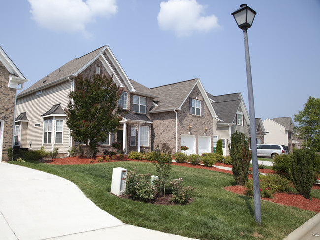 Walnut Creek Townhomes in High Point, NC - Foto de edificio - Building Photo