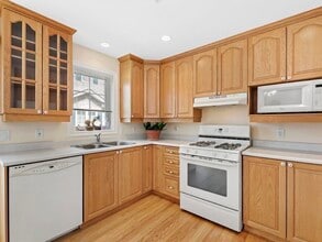 40 Myrtle St in Waltham, MA - Building Photo - Building Photo