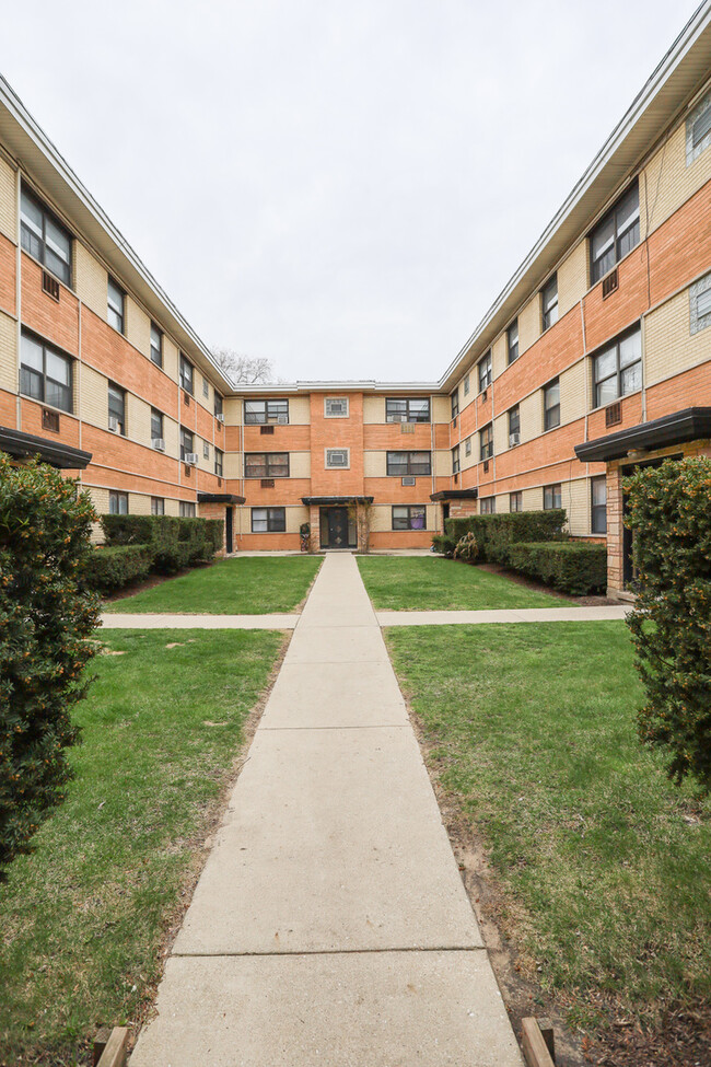 property at 1654 W Pratt Blvd