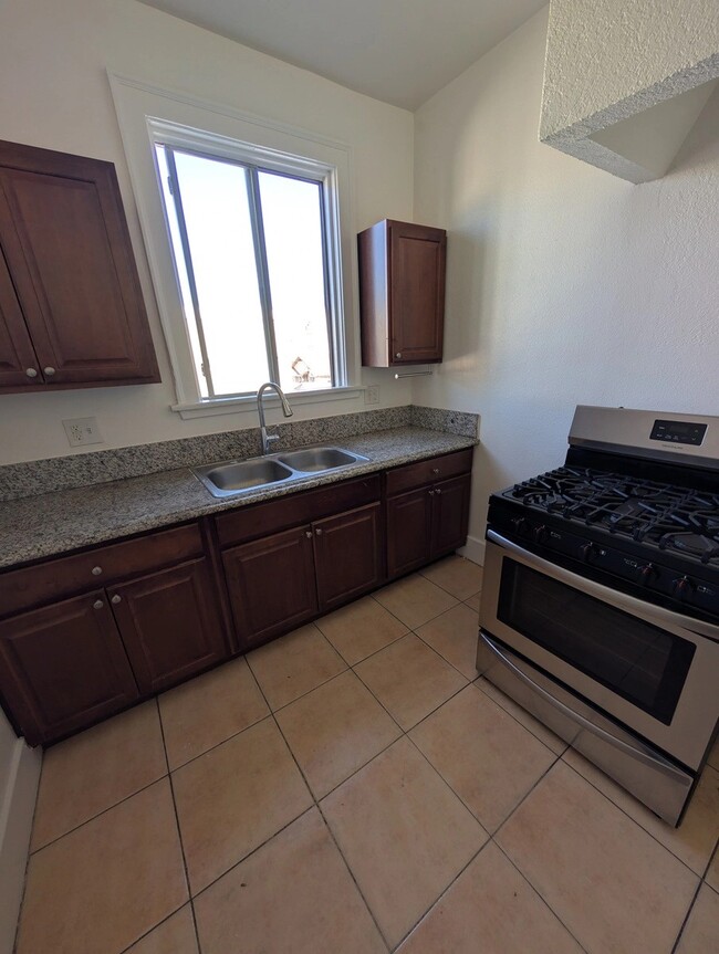 2801 San Marino St, Unit 12 in Los Angeles, CA - Foto de edificio - Building Photo