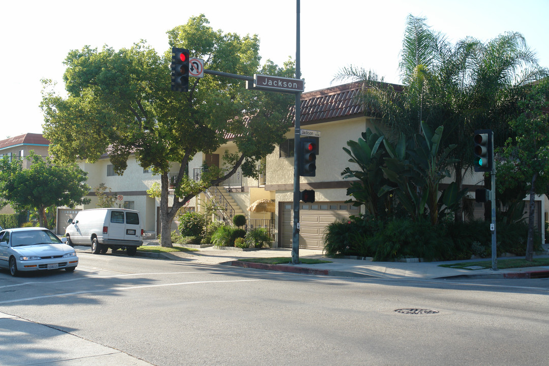 415 E Lexington Dr in Glendale, CA - Building Photo