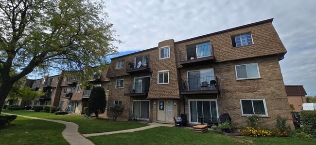 9475 Bay Colony Dr in Des Plaines, IL - Building Photo - Building Photo