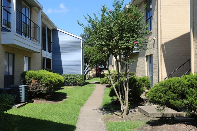 Oaks of Ashford Point - Briar Village in Houston, TX - Foto de edificio - Building Photo