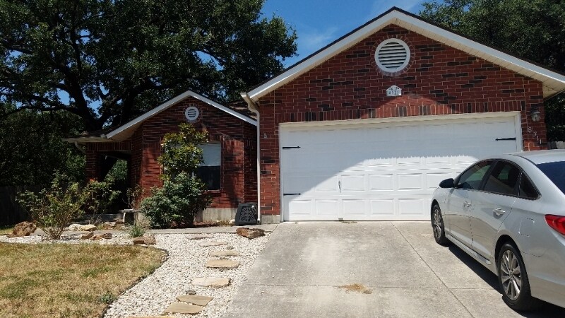 8311 Border Ridge Dr in San Antonio, TX - Building Photo