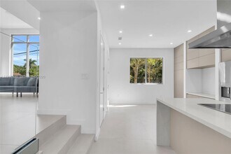 3204 Plaza St in Miami, FL - Building Photo - Building Photo