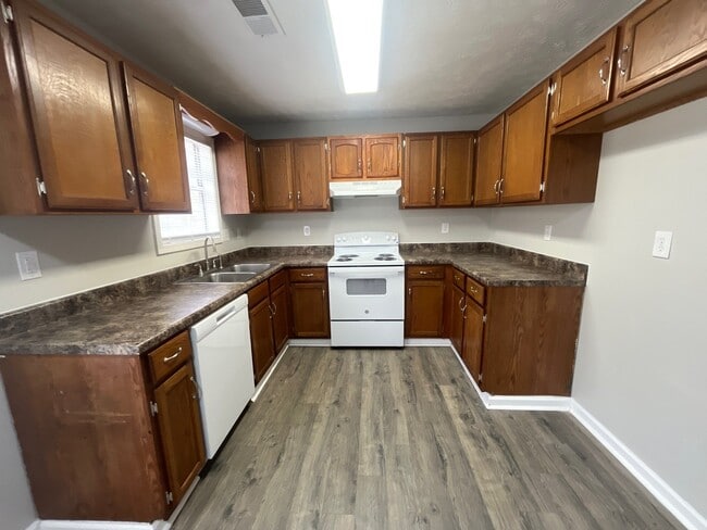 197 Stratford Ln in Jackson, TN - Foto de edificio - Building Photo