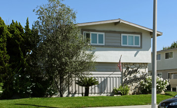 Villa Apartments in Anaheim, CA - Foto de edificio - Building Photo