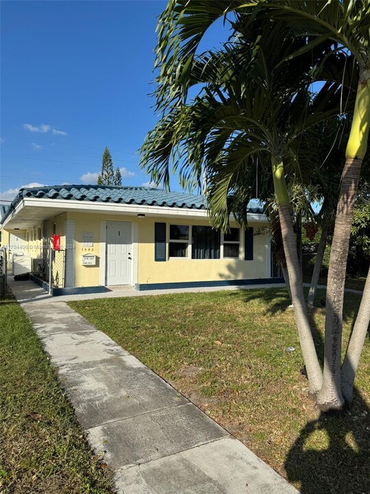 1945 NE 171 St in North Miami Beach, FL - Building Photo