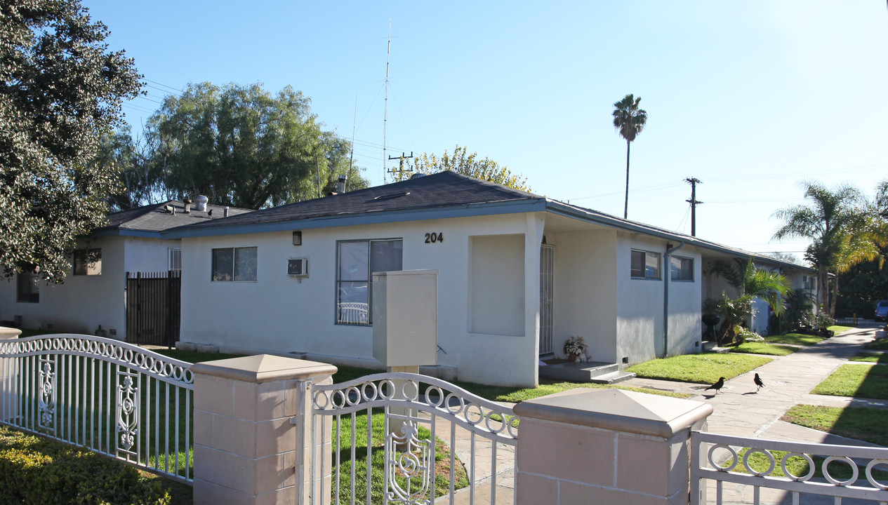 204 W Verdugo Ave in Burbank, CA - Building Photo